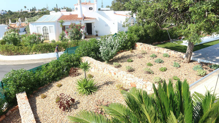 Service dry garden terrace