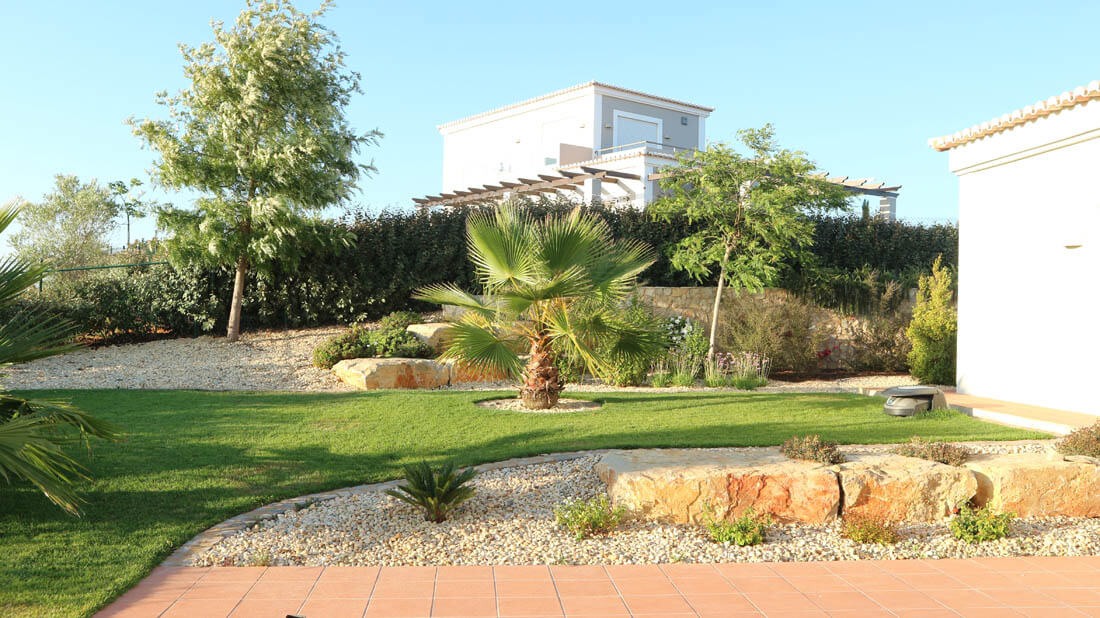 https://www.vitalgardens.com/wp-content/uploads/2020/03/Stone-Golf-Resort-House-Garden-10.jpg
